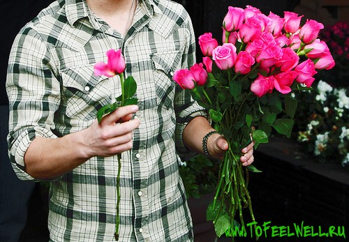 парень держит букет из розовых роз
