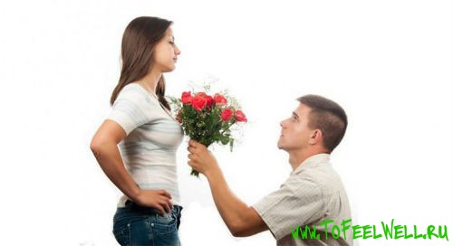 парень дарит девушке букет роз